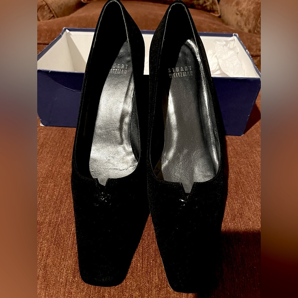 Stuart Weitzman black crepe dress shoe with a 1”heel, 7.5 Narrow